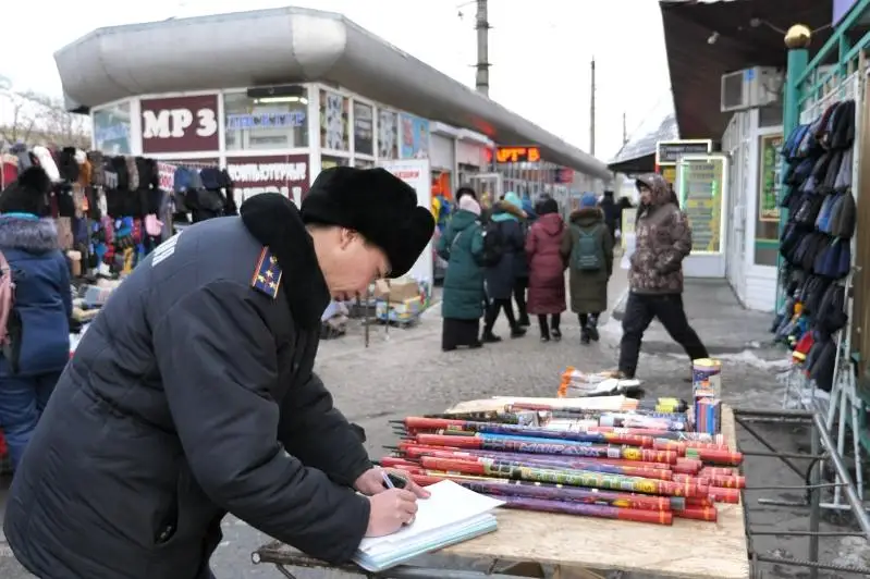 Рейды по местам продажи пиротехники проходят в праздничные дни в СКО