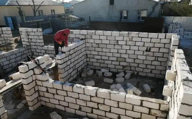 Дом для многодетной семьи строят волонтеры в Атырауской области