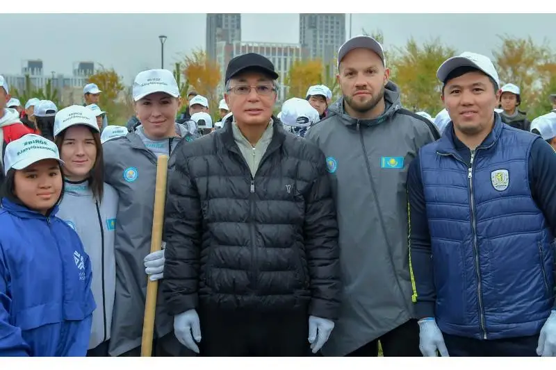 Как Президент Казахстана принимал участие в субботнике