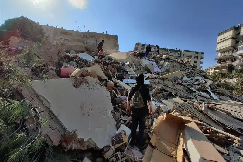 Число жертв землетрясения в Измире достигло 91 - арестованы причастные к строительству рухнувших домов