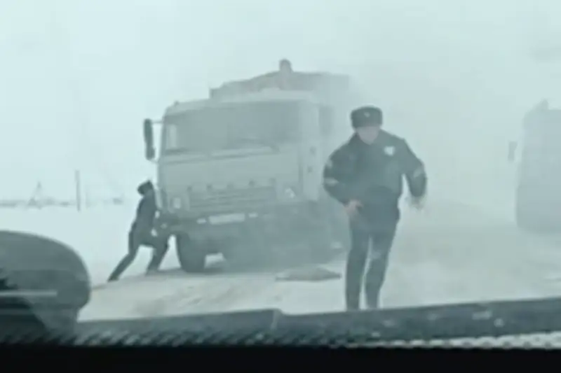 Камаз загорелся на трассе в Северном Казахстане