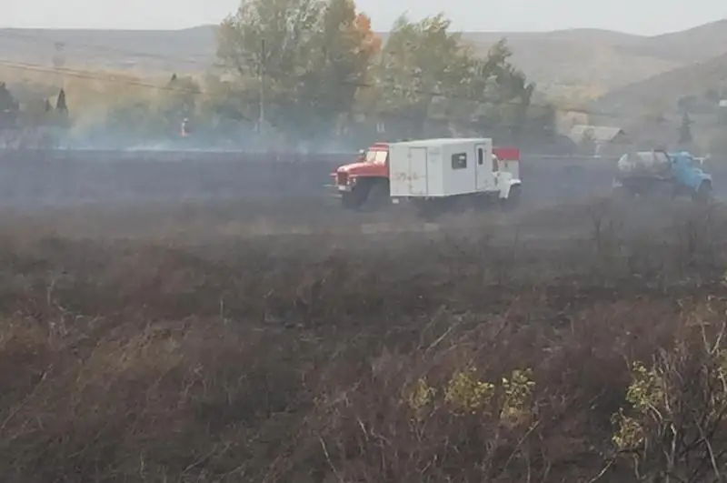 75 огнеборцев тушат пожар на 10 дачных участках в ВКО