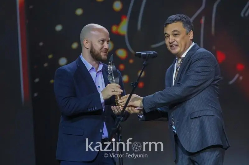 Глава «Казинформ» передал спецнаграду «Үркер-2020» монгольскому порталу «KazNews» и российскому агентству  «ТАСС»