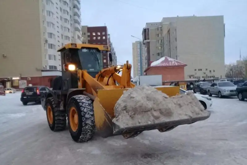 Около 900 единиц техники убирают снег в столице