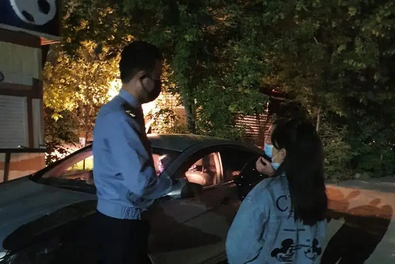 За ночные прогулки вне дома в полицию доставлено более 500 актюбинских подростков