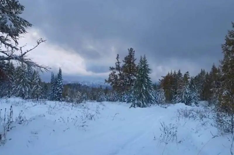 Cнег выпал в горах Восточно-Казахстанской области