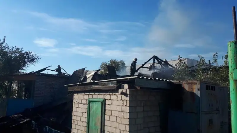 Два соседних частных дома загорелись в Павлодаре