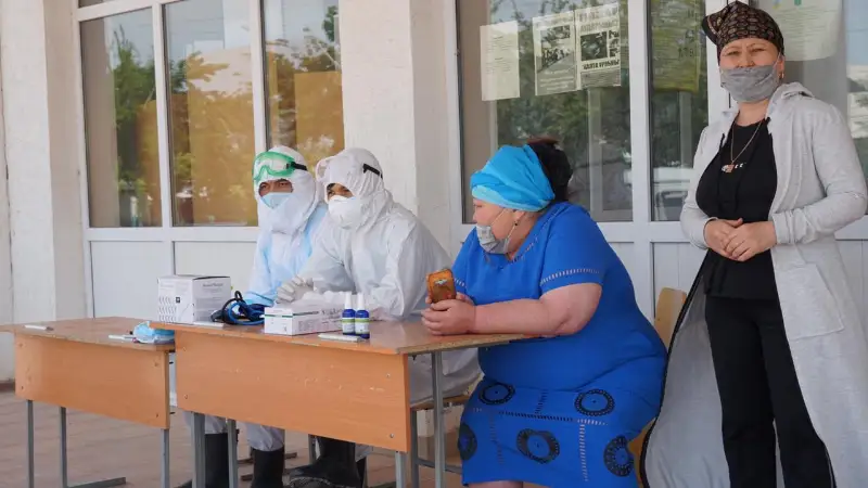 Школы, куда эвакуировали жителей Мактаарала, укомплектовали специальным медперсоналом