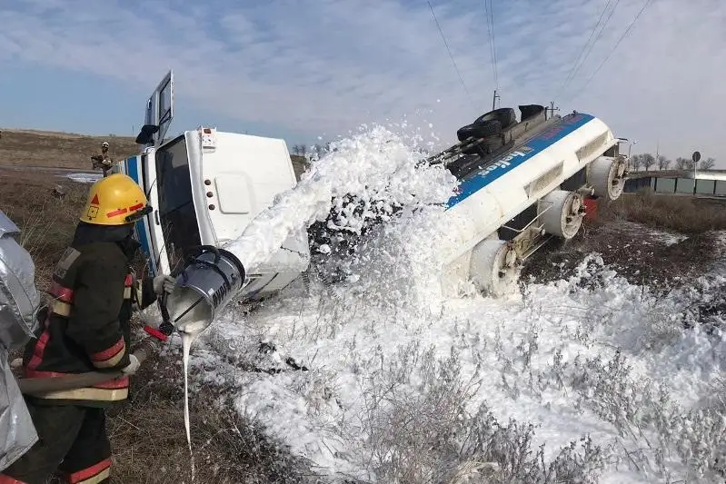 23-тонный бензовоз перевернулся в Шымкенте