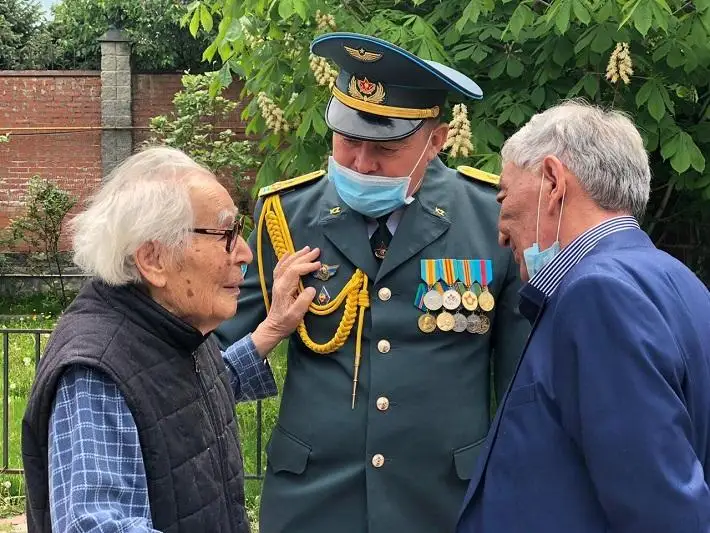 Писателя-фронтовика Абдижамила Нурпеисова военные поздравили с юбилеем Победы