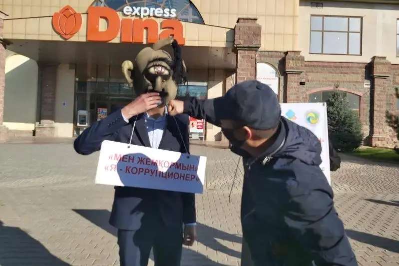 Социальный эксперимент: коррупционера «избили» в Уральске