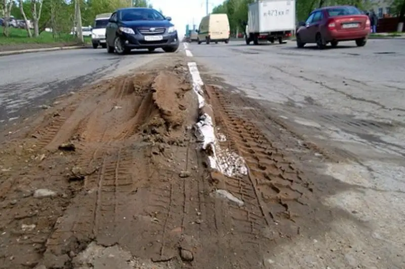 За вывоз грязи на проезжую часть оштрафовали водителя грузовика в Алматы