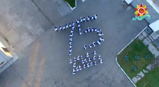 В  цифру 75 выстроились молодые офицеры в ВКО