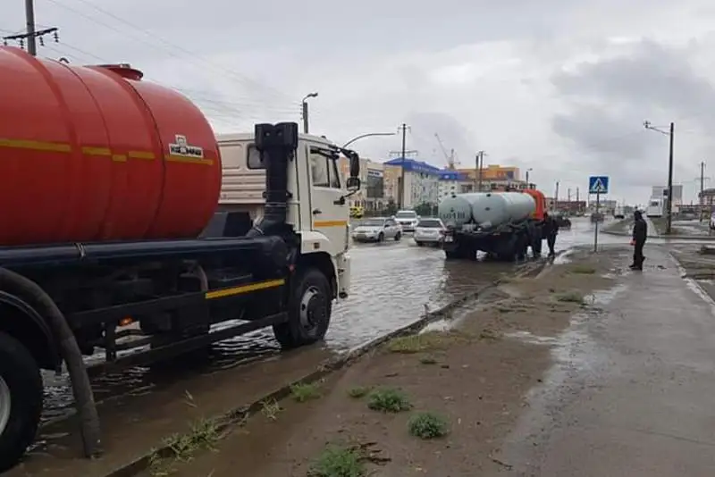 Проливной дождь обрушился на Атырау
