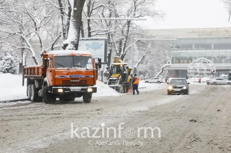 Свыше полутора тысяч рабочих чистят Алматы от снега