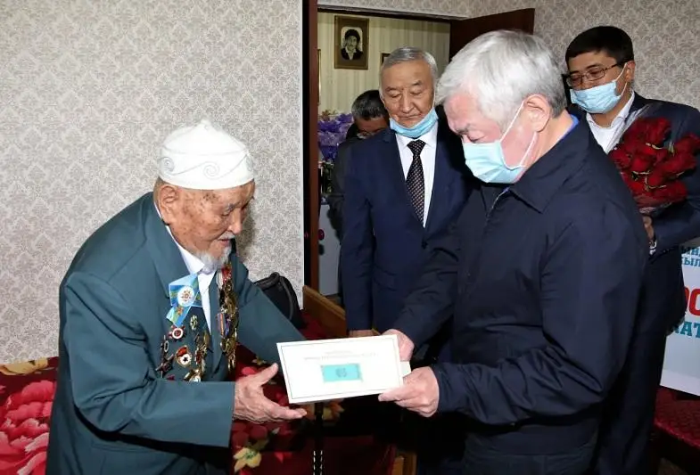 Бердибек Сапарбаев посетил с поздравлениями ветеранов Великой Отечественной войны