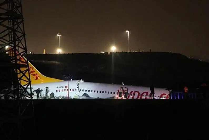 Самолет выехал за пределы взлетной полосы в Стамбуле: погибли три человека