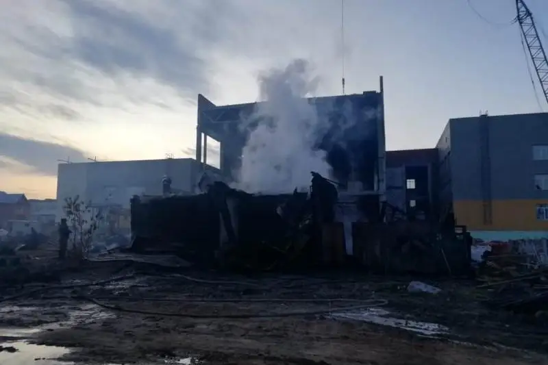 Дом на стройплощадке сгорел в Петропавловске