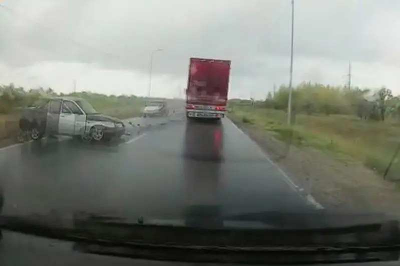Женщина за рулем ВАЗа выехала на встречную и столкнулась с грузовиком в Павлодарской области