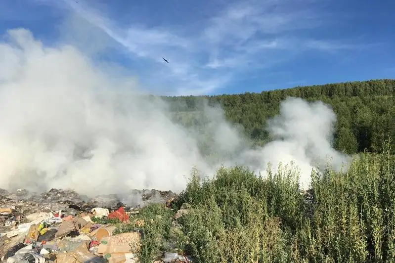 Городская свалка загорелась в ВКО