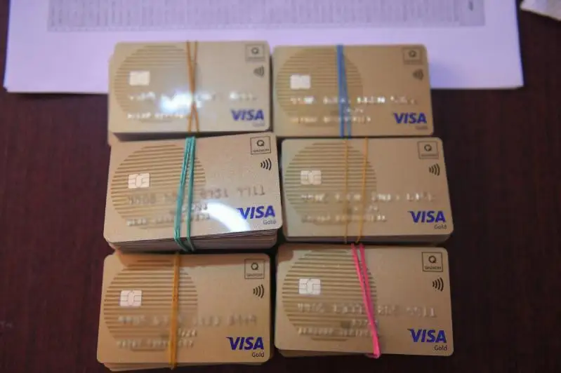 Жителям Арыси начали раздавать банковские карточки для получения 100 тысяч тенге