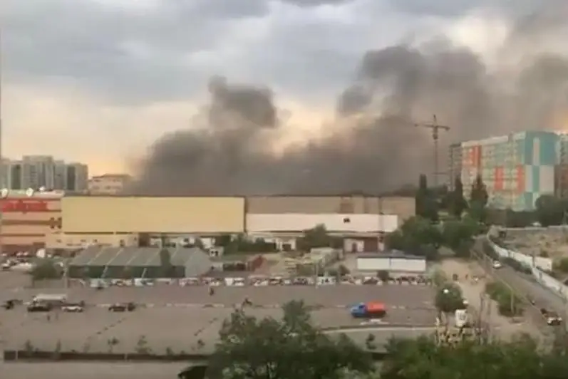 В Алматы горит цех на территории крупного торгового комплекса
