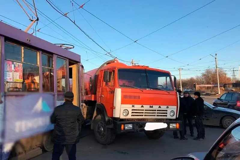 Трамвай и КамАЗ столкнулись в Павлодаре