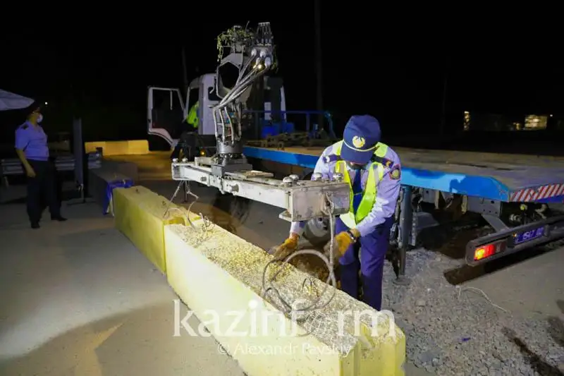 Блокпосты снимают в Алматы, из области заезжают много автомобилей - фоторепортаж