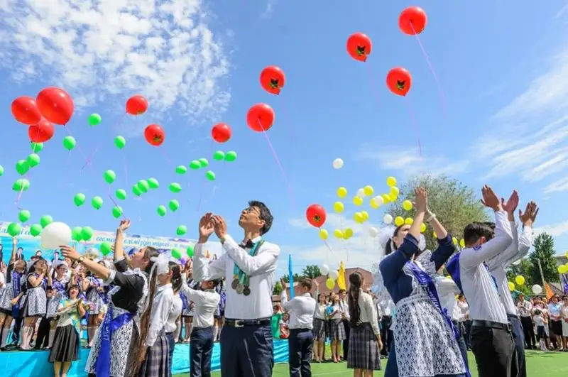 В школах Алматы запретили аниматоров, машины напрокат и сборы денег