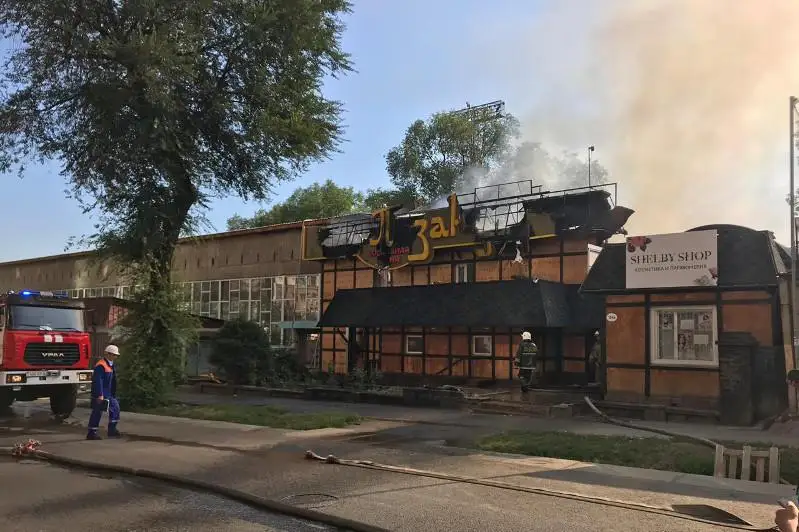 В Алматы горит кафе