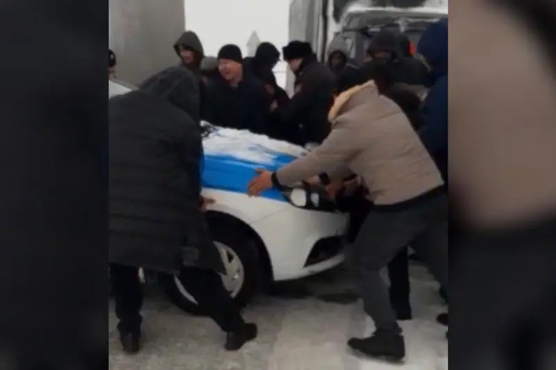 Даурен Абаев о видео, где полицейский лег на дорогу: Это вопиющий прецедент