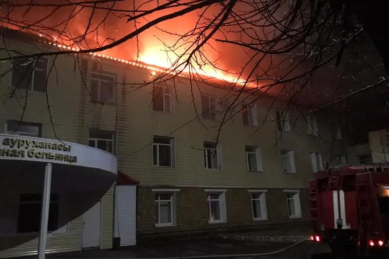 Больница загорелась в Костанайской области: пациенты эвакуированы