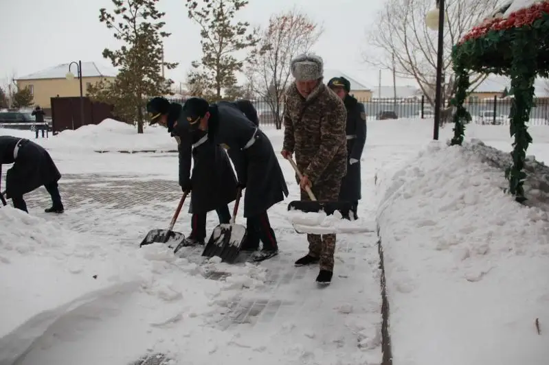 Будущие военнослужащие начали год с добрых дел