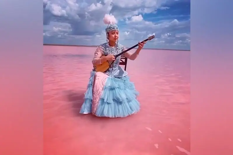 Исполнение кюя Даулеткерея на розовом озере Кобейтуз восхитило пользователей сети