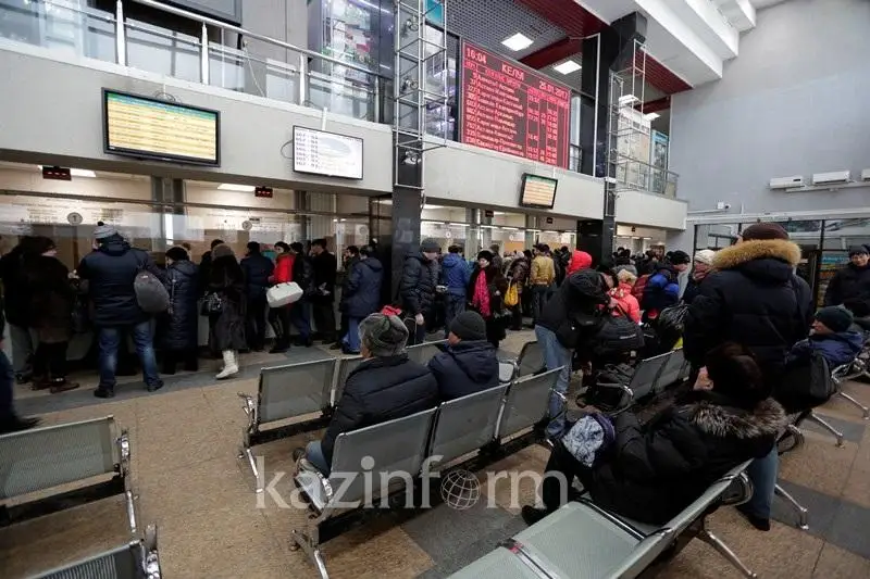 Казахстанцы массово сдают билеты на поезда