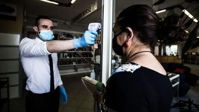 Коронавирус: начались торги на Нью-Йоркской бирже, Дания открывает границы для влюбленных