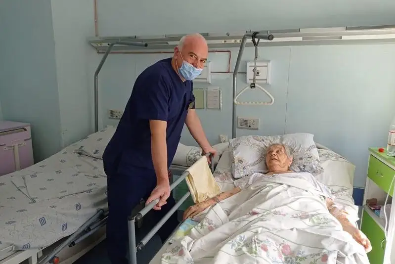 Алматинские врачи провели успешную операцию 102-летней женщине