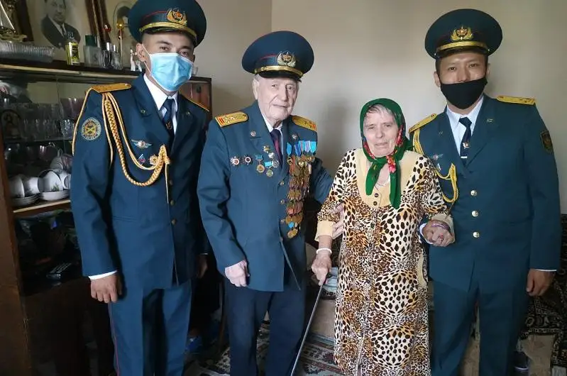 Военнослужащие Семея побывали в гостях у ветеранов ВОВ