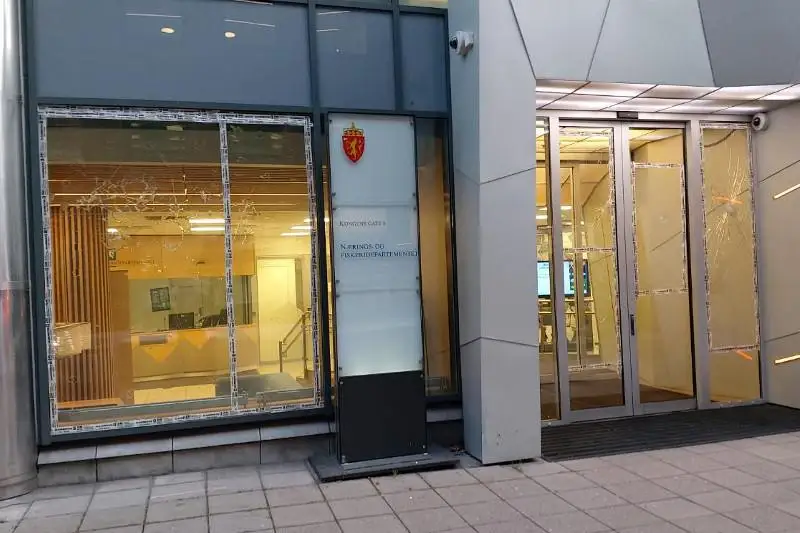 Неизвестный задержан после погрома здания норвежского Минпрома