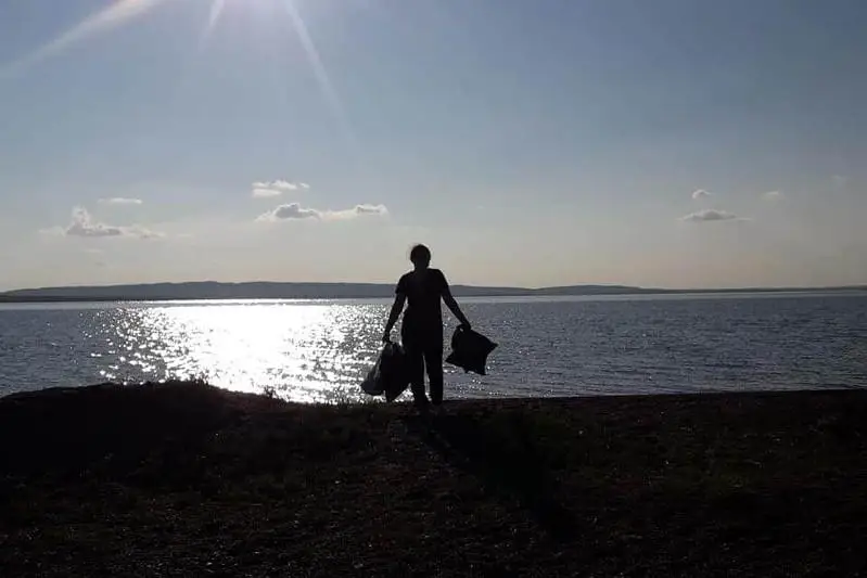 Столичный житель вернул соль в розовое озеро Кобейтуз