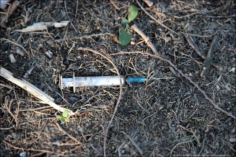 Использованные шприцы детской площадке обнаружили алматинцы