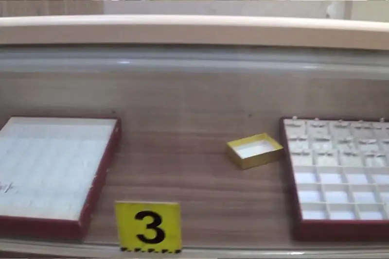 Проломил стену и украл ювелирные изделия на 25 млн тенге злоумышленник в Таразе