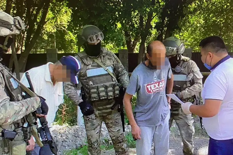 Мешок марихуаны и синтетические наркотики изъяли туркестанские полицейские