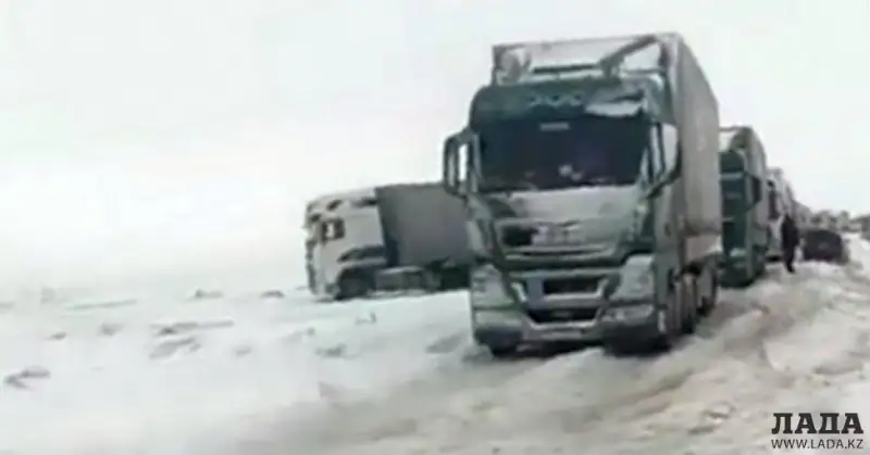 На трассе в Мангистауской области образовался затор из-за снега