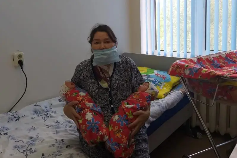 Женщина с пневмонией родила двух девочек в Нур-Султане