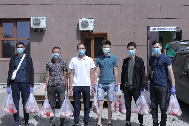 Волонтеры раздают жертвенное мясо нуждающимся семьям в ВКО