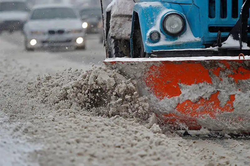 В усиленном режиме работает в Павлодаре снегоуборочная техника