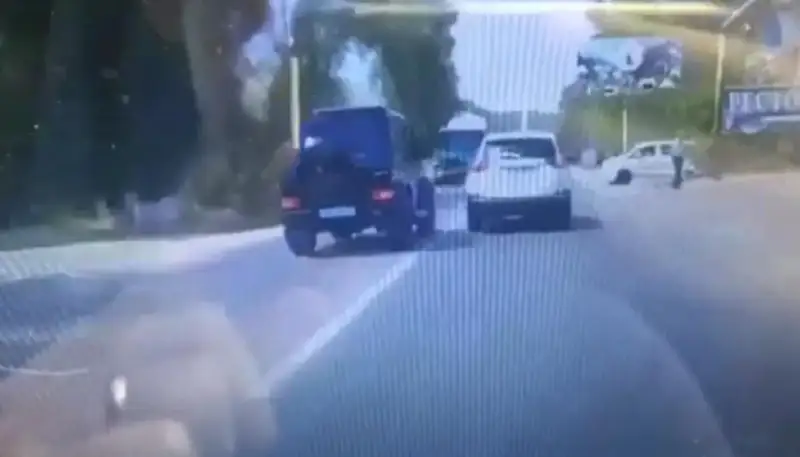 За опасные маневры наказали водителя элитного внедорожника в Алматинской области