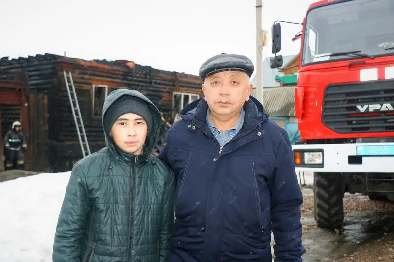 Женщину и трех детей вывел из горящего дома житель СКО