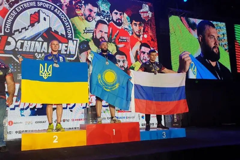 Илья Ильин выиграл международный турнир по армрестлингу